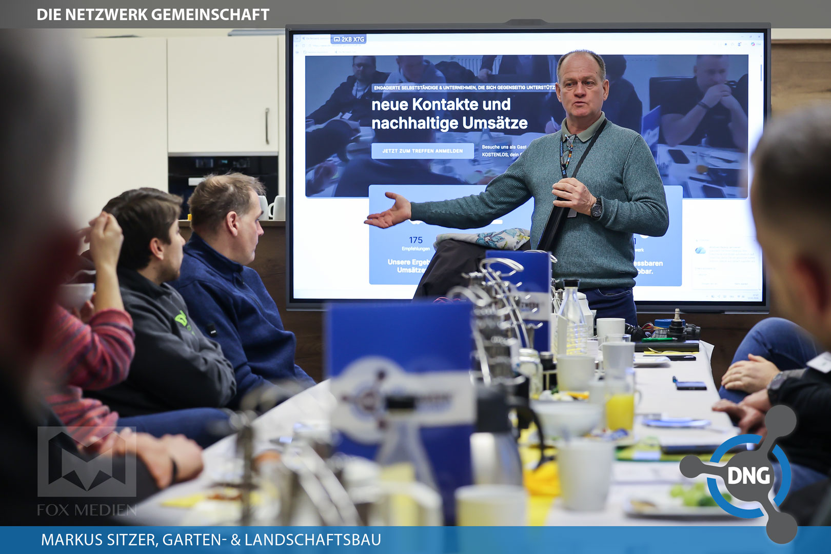 Markus Sitzer vom Garten- und Landschaftsbau Sitzer präsentiert beim DNG Unternehmerfrühstück in Lüchow-Dannenberg moderne Bewässerungssysteme vor einer Gruppe von Unternehmern.